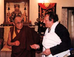 Dalajlama i Adam Michnik w sali audiencyjnej klasztoru Namgyal