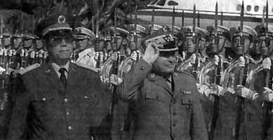 Szef Sztabu Generalnego WP gen. Henryk Szumski oddaje honory onierzom chiskiej armii